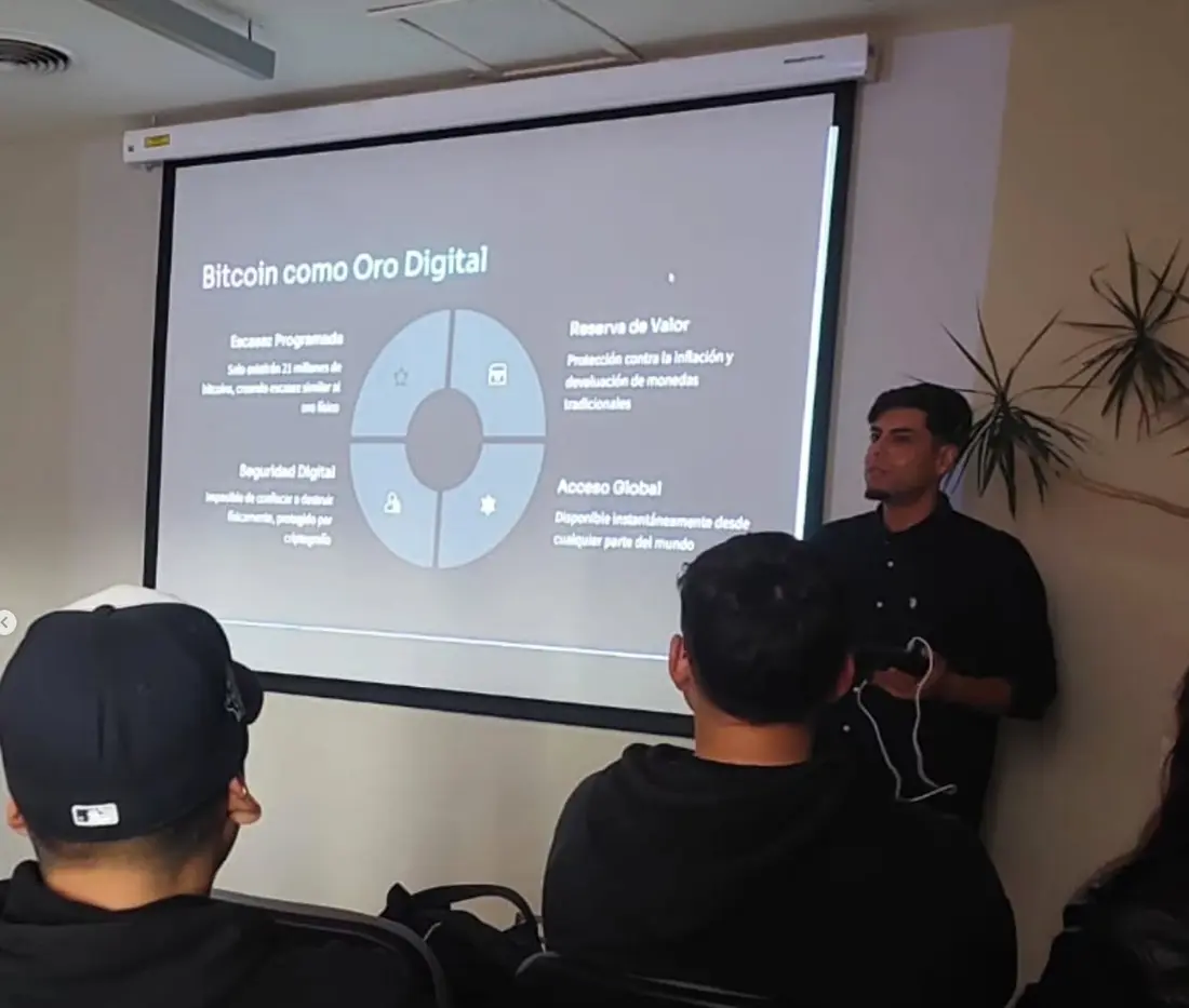 Felipe Sandoval explicando Bitcoin en una presentación